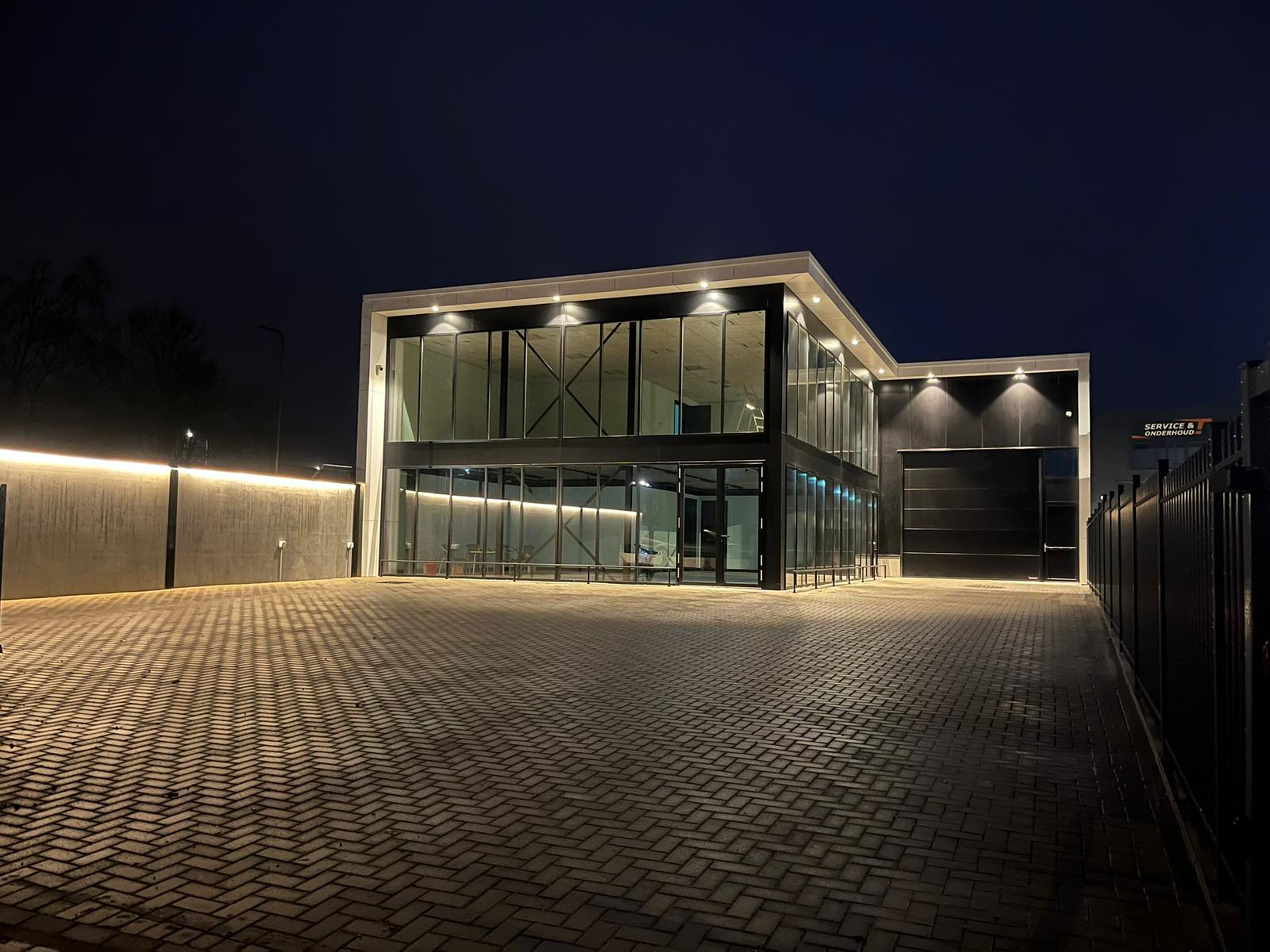 Modern bedrijfspand bij nacht