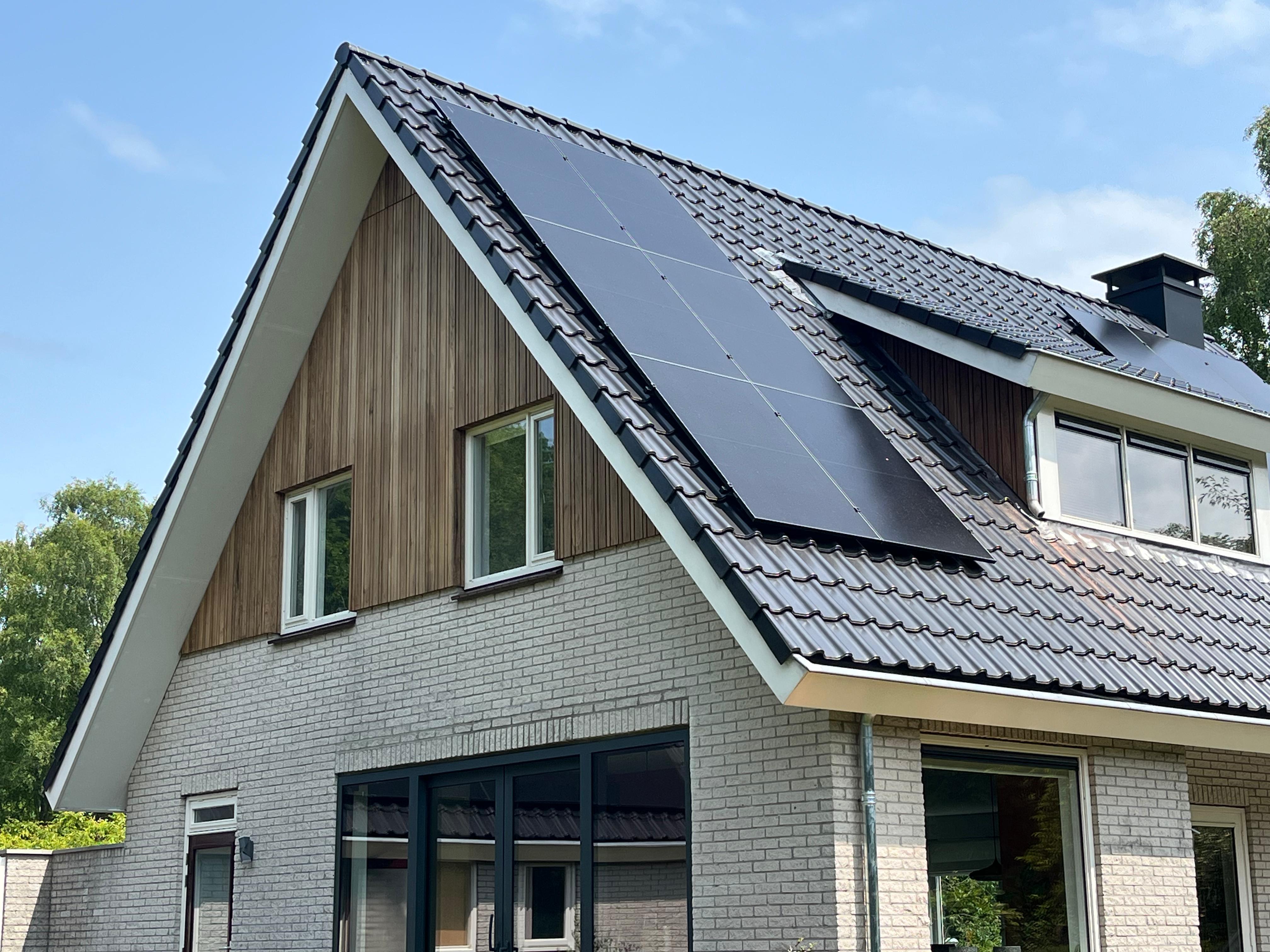 Modern gerenoveerde woning met zonnepanelen door De Zwaan Bouw en Renovatie